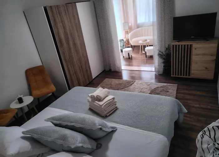 Buzolic 3 * Hvar Town