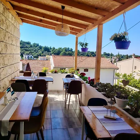 Buzolić 3 Hvar Town